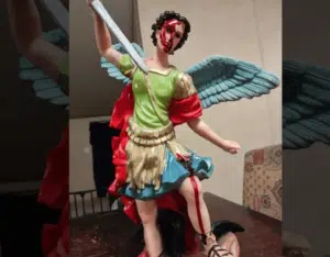 Du sang coule-t-il d'une statue de St Michel d'une femme du Colorado ? 