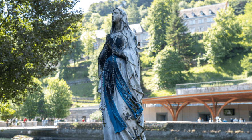 Un incendie détruit la moitié des chapelles de lumière à Lourdes