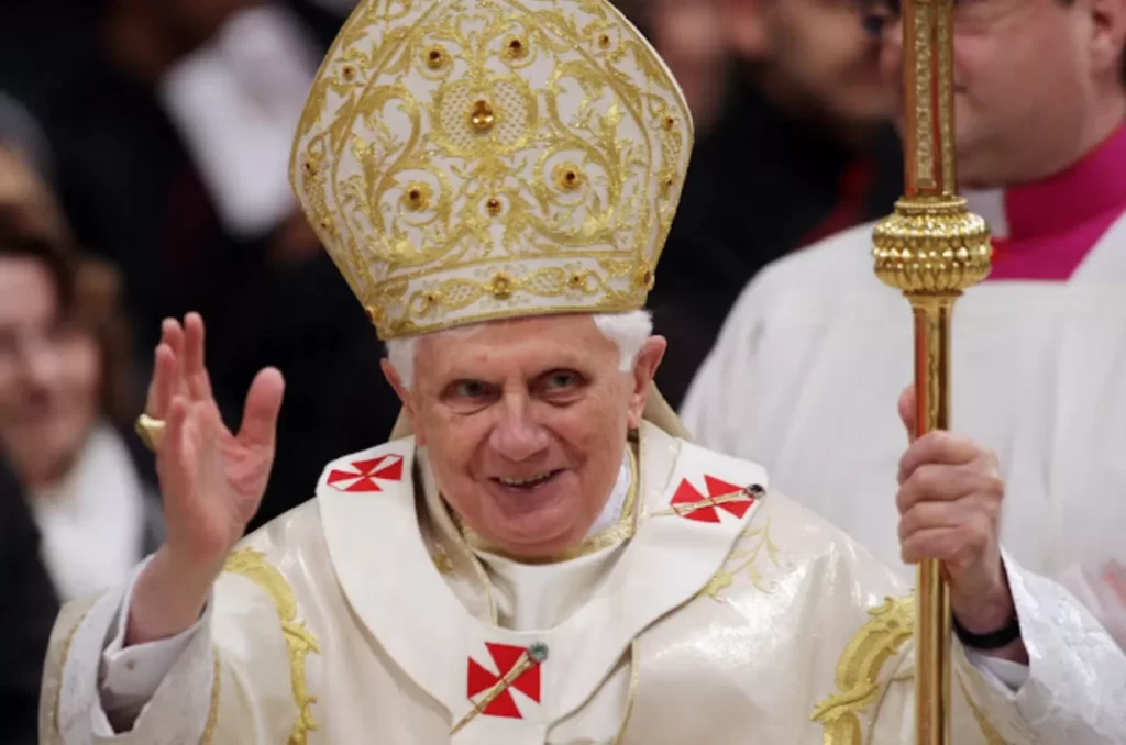 Que se passe-t-il lorsqu’un Pape émérite meurt ?