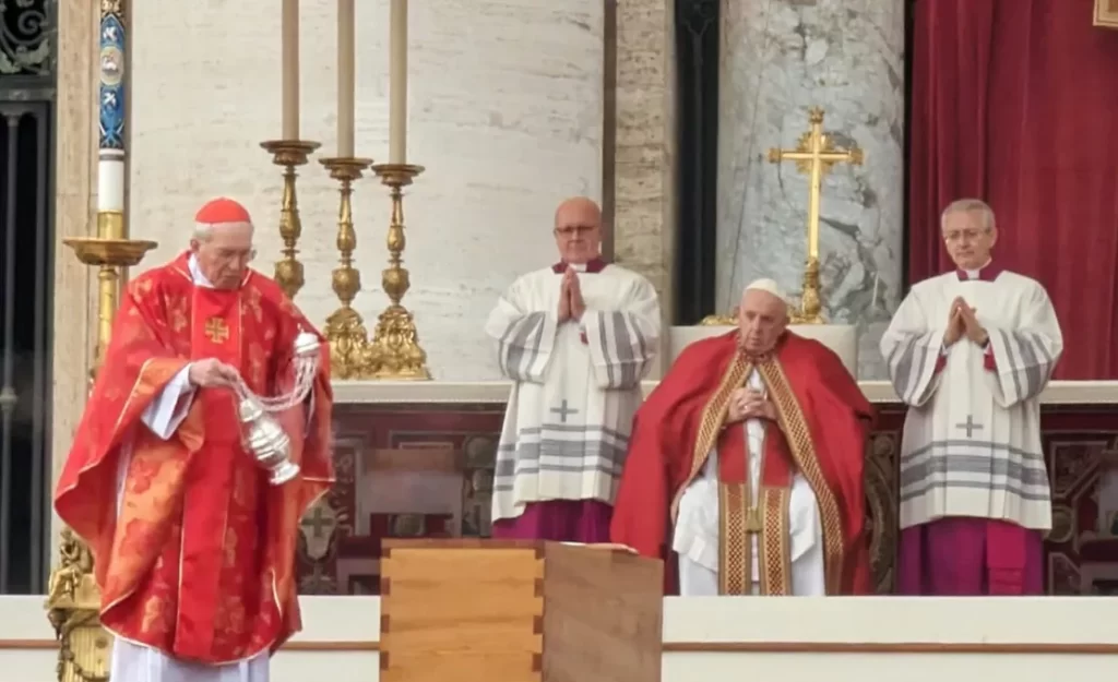 Biden se rend à l&rsquo;ambassade du Vatican pour rendre hommage