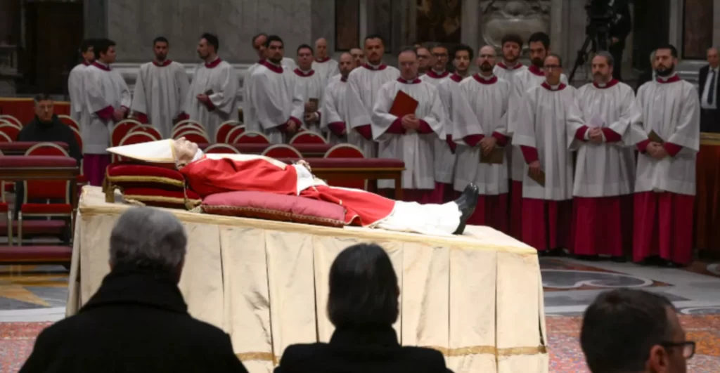 Dignitaires et laïcs font la queue à Rome pour rendre hommage au défunt Pape