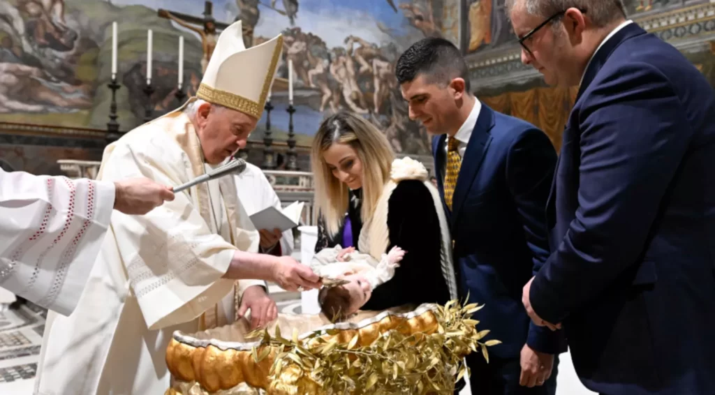 Le pape baptise des bébés et exhorte les parents à leur apprendre à prier