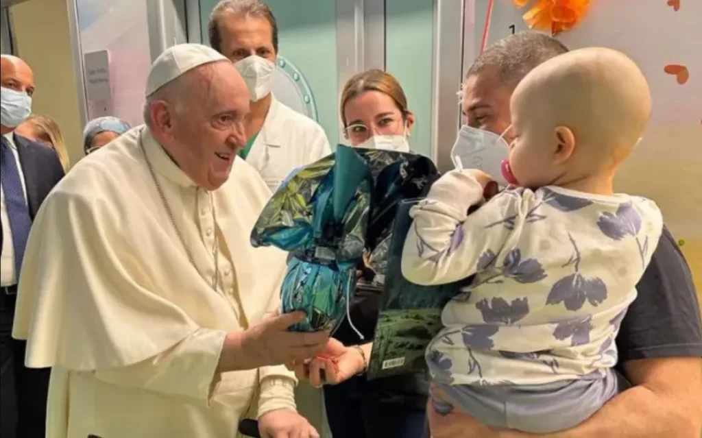 Le Pape François rend visite aux enfants malades