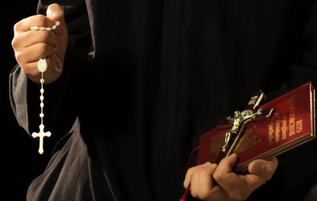 Combattre le diable : Le rôle des laïcs dans les exorcismes