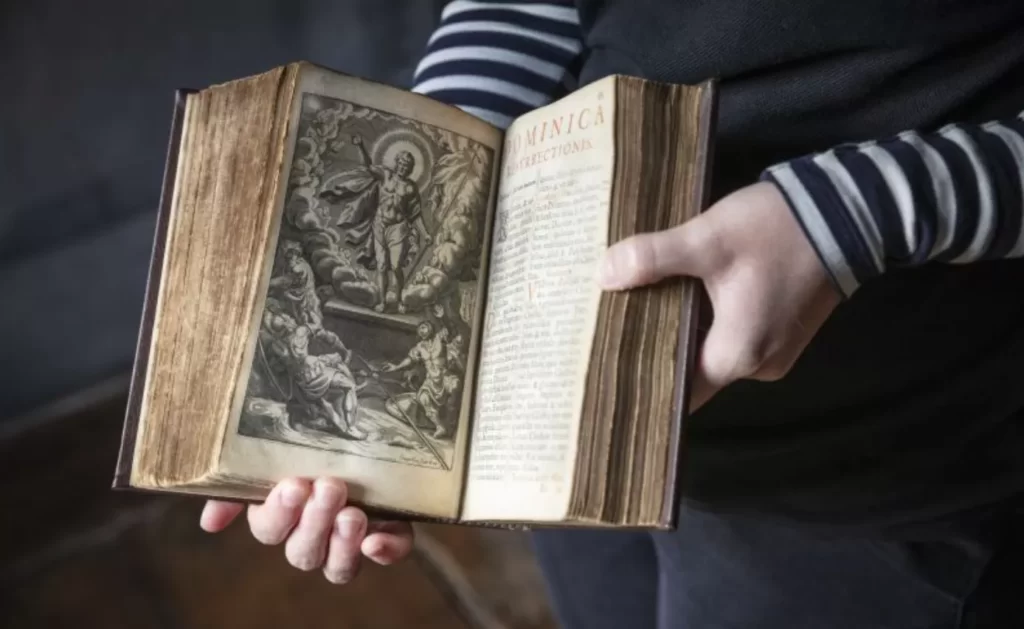 Le livre de prières historique du prêtre qui a caché le roi Charles II