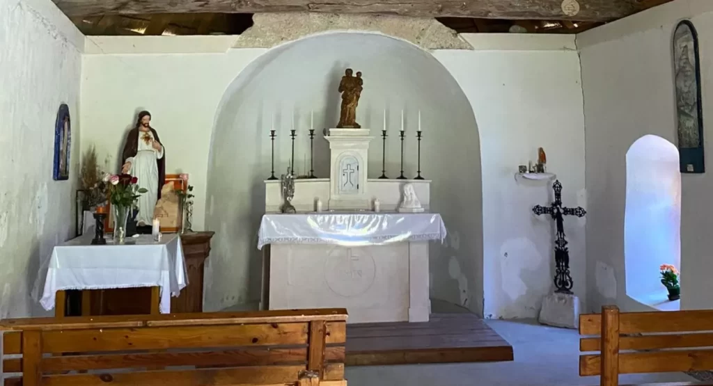 Un prêtre anime un chapelet au profit des petites églises oubliées