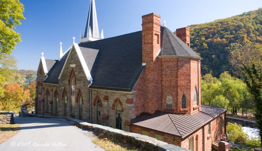 Des hosties retrouvées sur un parking devant une église