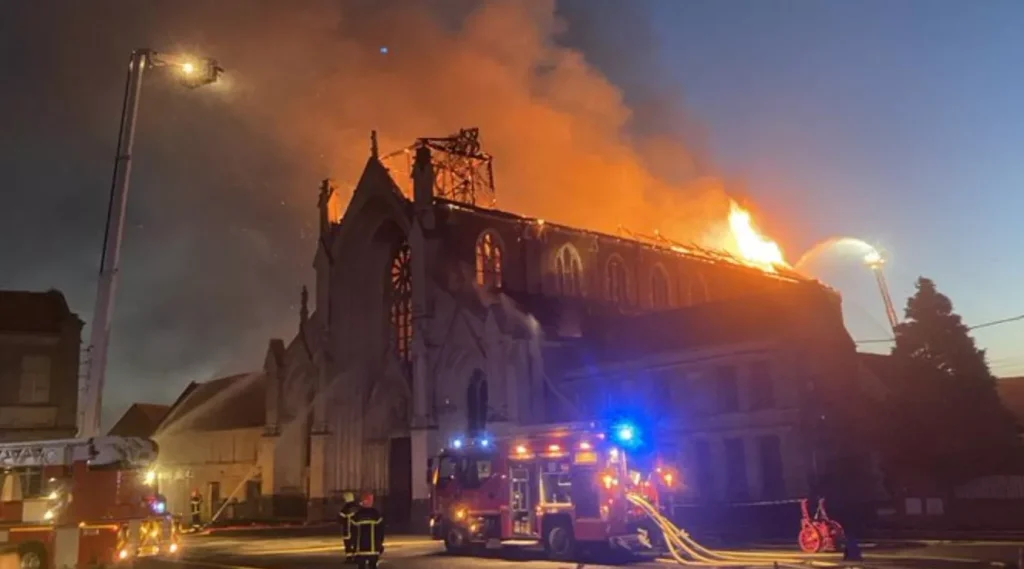 (MAJ)L&rsquo;Église de l&rsquo;Immaculée Conception à Saint-Omer Détruite par un Incendie