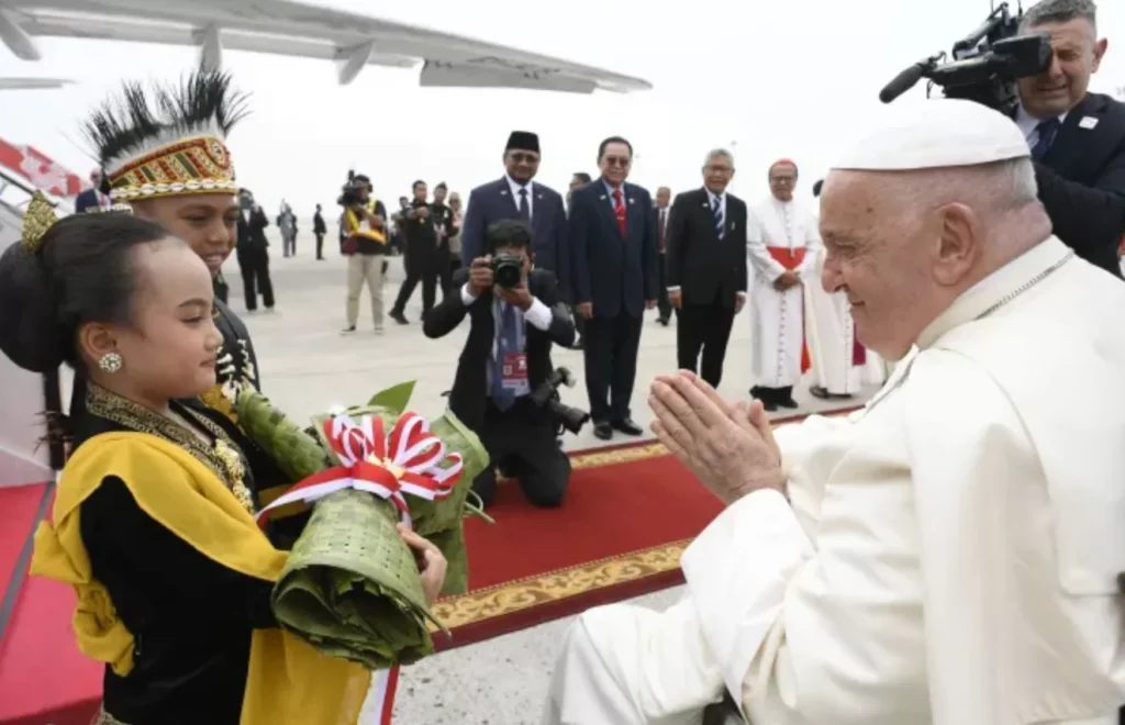 Le Saint-Père entame son périple asiatique en Indonésie