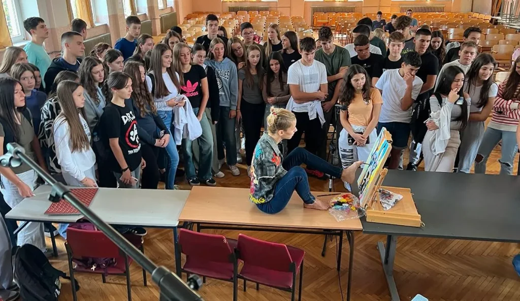 Dejana : Une mère sans bras qui inspire le monde par sa foi