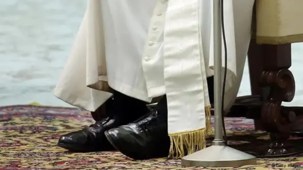 Le Pape François offre ses chaussures à un sans-abri