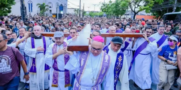 Brésil : 7 000 fidèles à la marche pénitentielle de Fortaleza 1 Brésil 7 000 fidèles à la Marche pénitentielle de Fortaleza