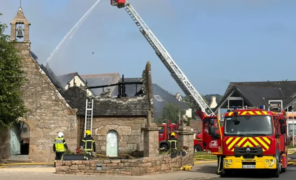 articles 10 Côtes-d’Armor : un violent incendie ravage la toiture de la chapelle historique de Trégastel