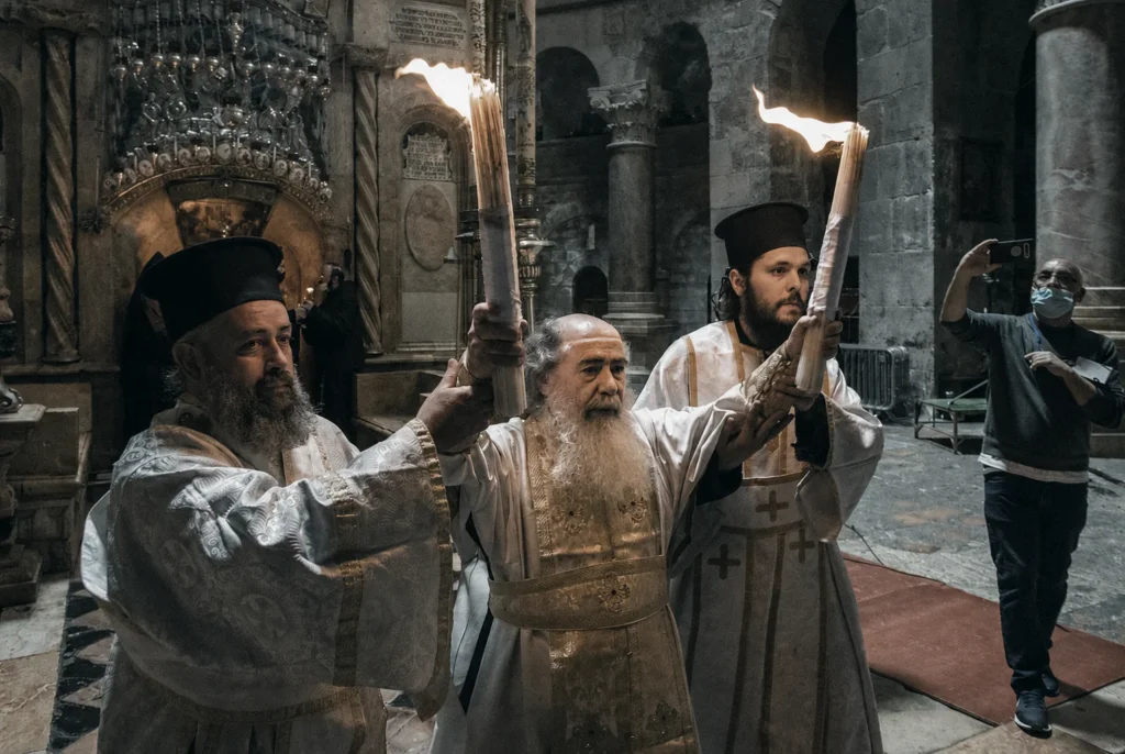 Saint-Sépulcre : une décision de justice relance la controverse sur le « Saint Feu » de Jérusalem