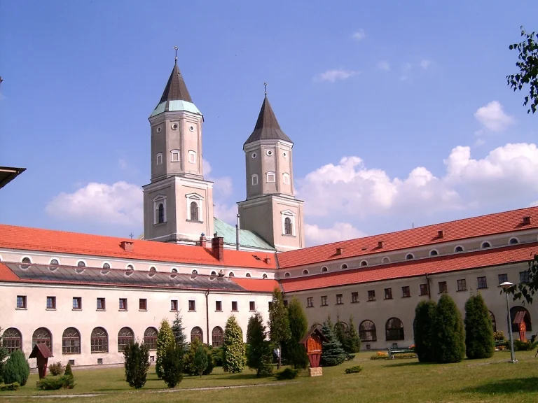 Pologne : un prêtre tué et quatre personnes blessées au couteau dans une abbaye bénédictine