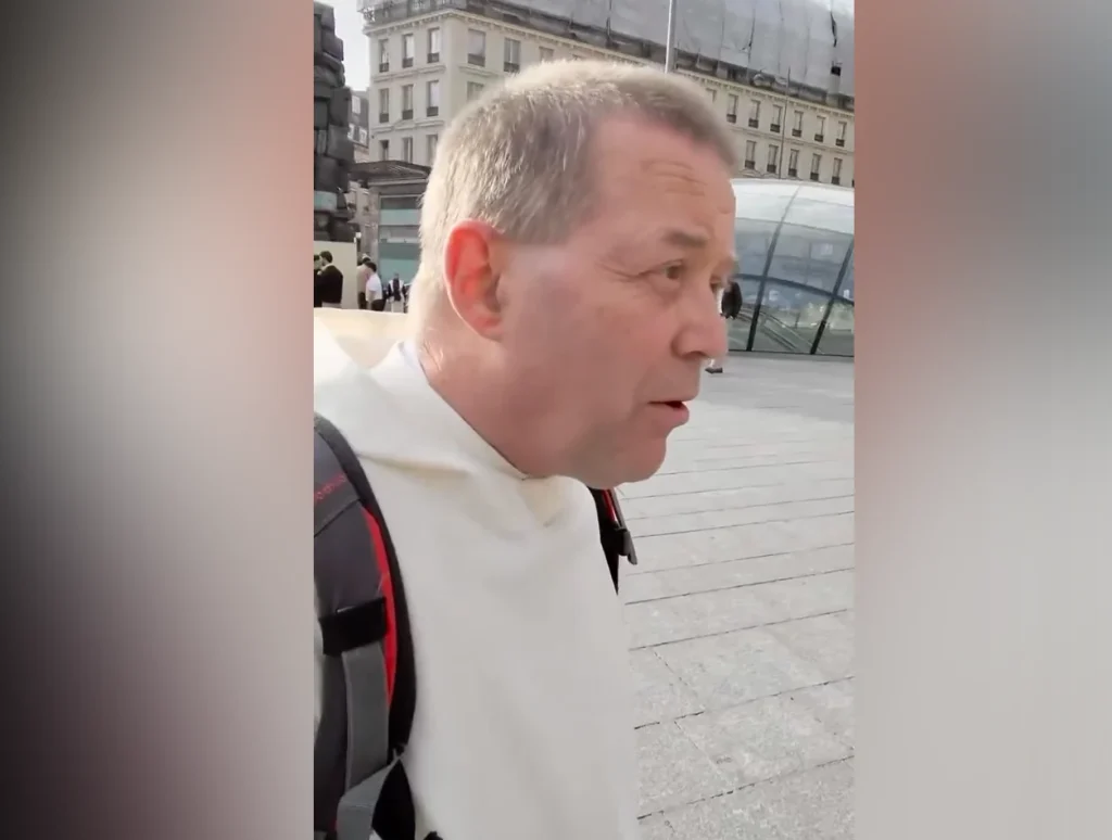 Laurent Baffie veut faire rire son public en se moquant d’un prêtre catholique et du sacrement de confession !