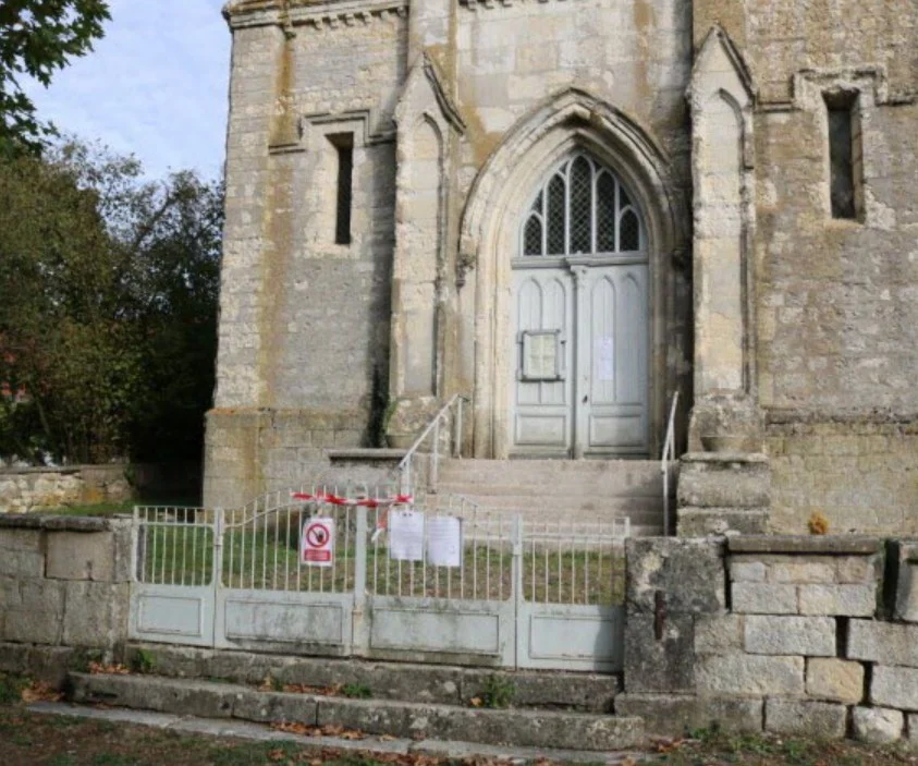 Une église de 1850 s’effondre, cinq vitraux vandalisés : un village de 305 habitants dans l’impasse !