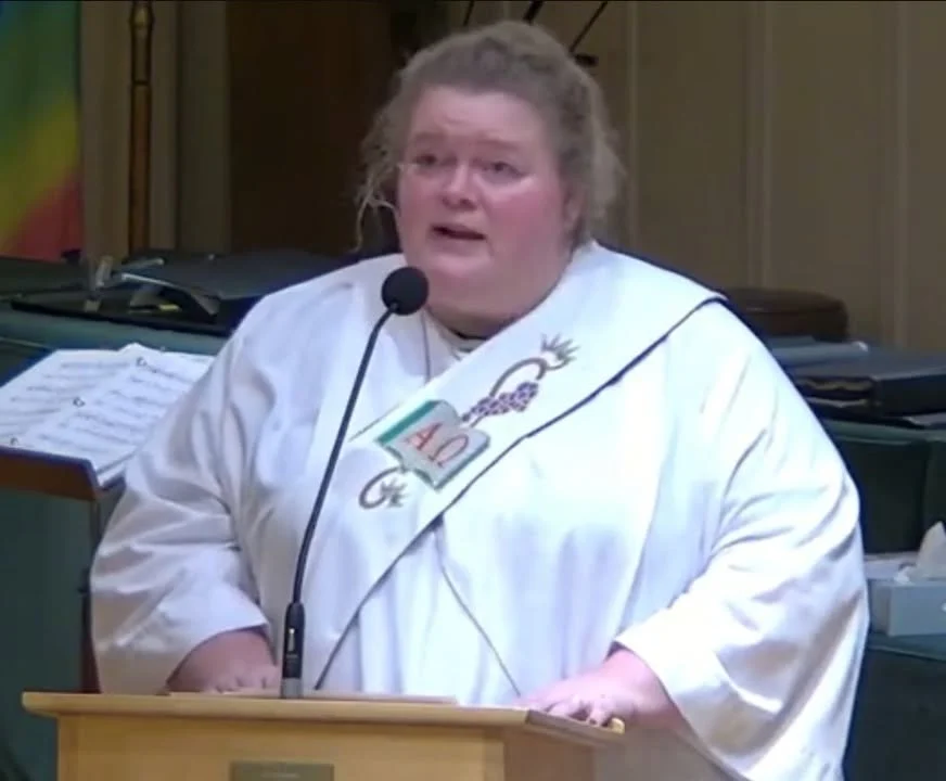 Une femme se présente comme prêtre catholique et milite pour l&rsquo;avortement aux États-Unis !