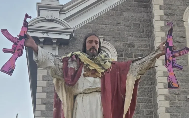Québec : un artiste place deux mitraillettes dans les mains de notre-seigneur Jésus-Christ !