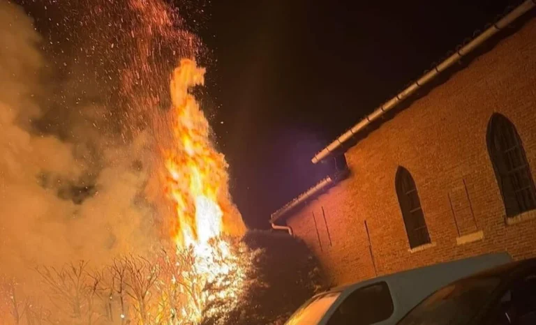 En pyjama, il se précipite pour sauver l&rsquo;église de son village des flammes !