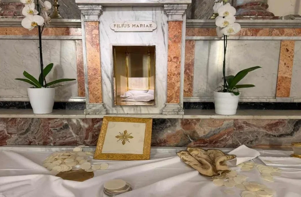Sicile : des hosties consacrées jetées sur l&rsquo;autel, le tabernacle d&rsquo;une église catholique profané !