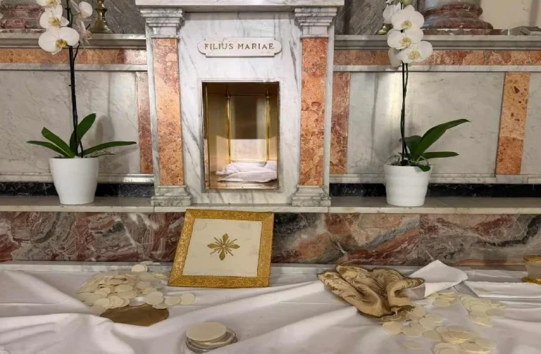 Sicile : des hosties consacrées jetées sur l’autel, le tabernacle d’une église catholique profané !