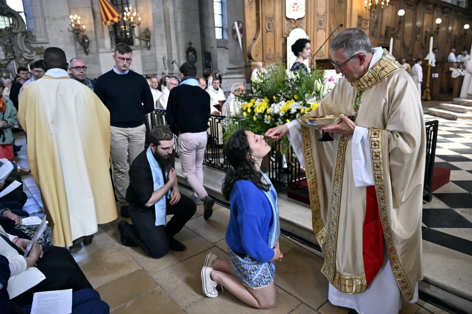Fidèle catholique recevant la communion à genoux et sur la langue