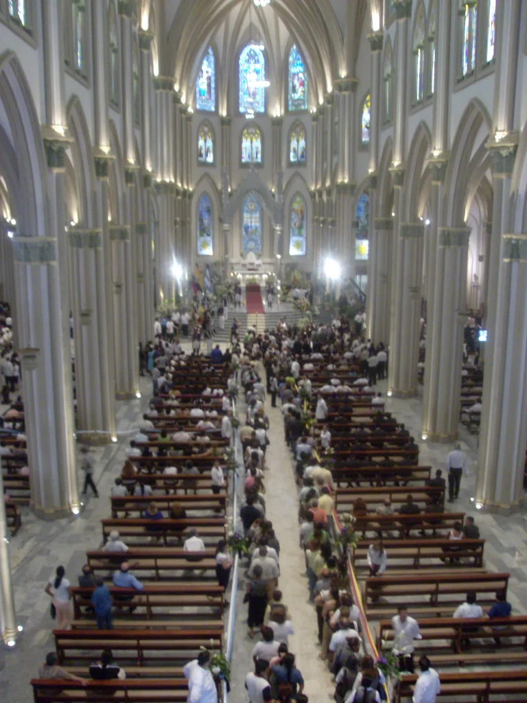Équateur : un prêtre meurt frappé par la chute d’un crucifix pendant une messe