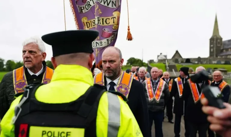 Irlande du nord : la justice confirme l&rsquo;interdiction d&rsquo;une marche protestante dans un quartier majoritairement catholique ! les tensions historiq
