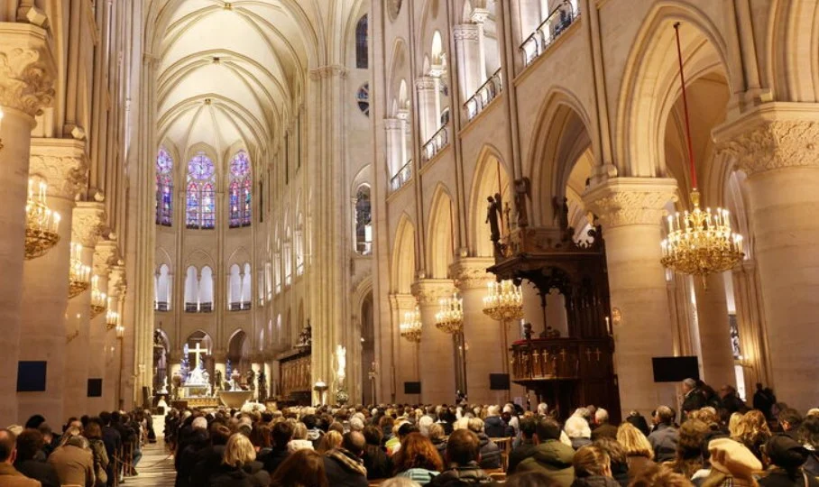Notre-dame de Paris inondée après le déclenchement accidentel de son système anti-incendie ! une quinzaine de pompiers mobilisés !