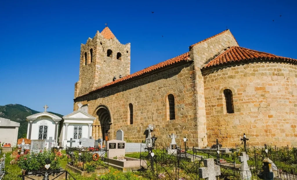 Pyrénées-orientales : une église cambriolée, 150 000 euros d’objets religieux dérobés ! une croix du xve siècle et un calice du xvie siècle ont d