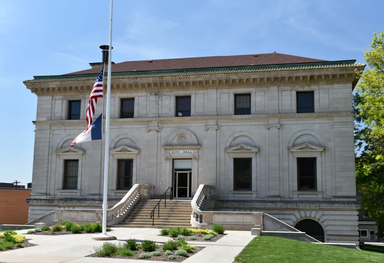 États-Unis : une invocation satanique ouvre un conseil municipal dans l’Iowa