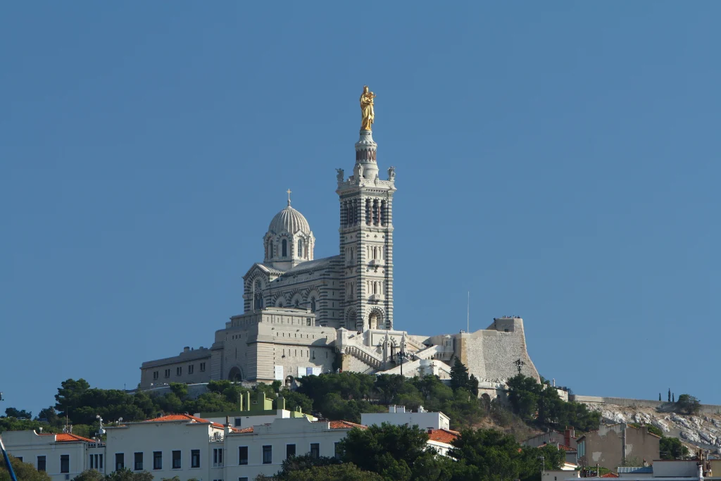 Marseille : une école catholique visée avec de l’essence, jusqu’où ira la violence scolaire ?