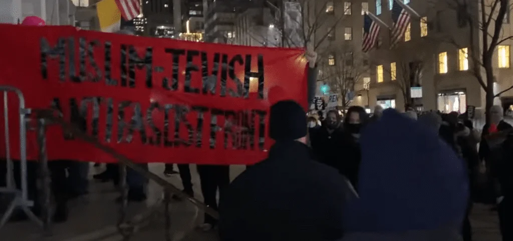 Des militants pro-avortement de New York insultent des fidèles
