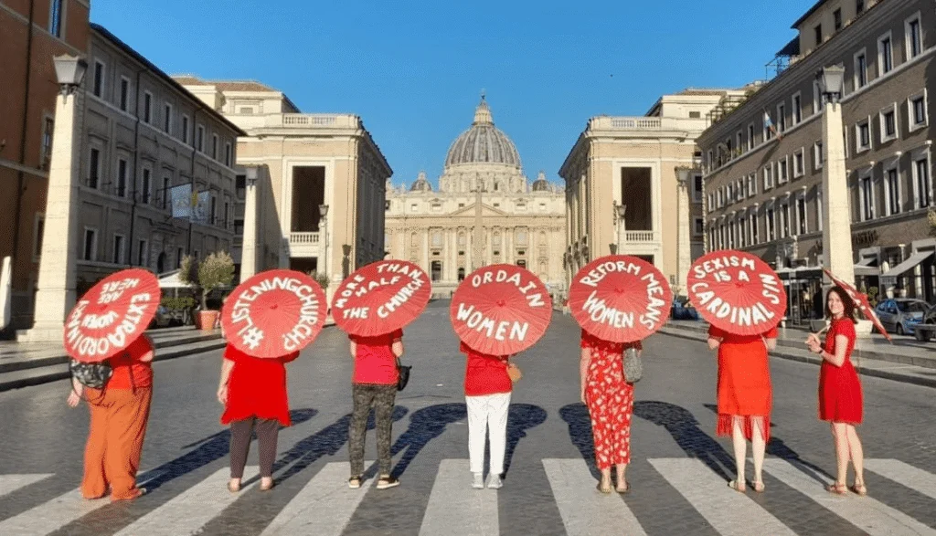 Des protestantes hurlent pour l’ordination des femmes devant le Vatican