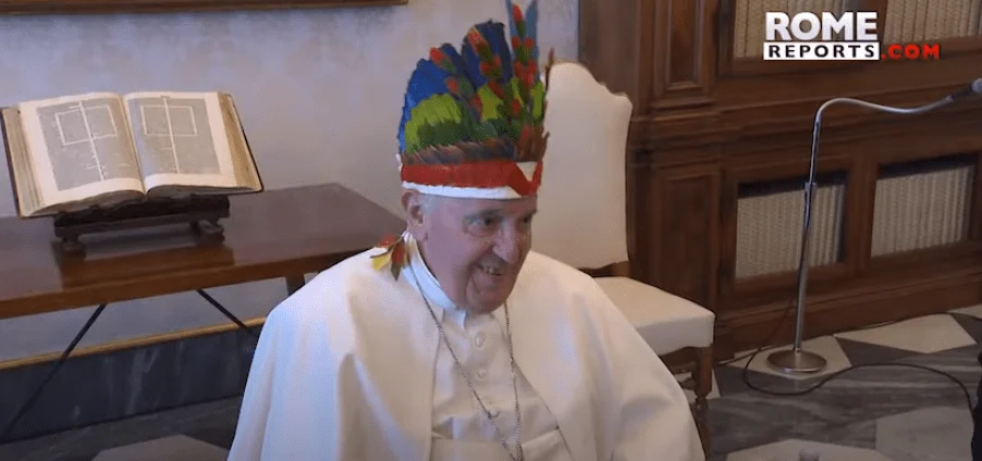 Le pape François essaie une coiffe indigène : « Imaginez si je portais ça à Saint-Pierre ! »