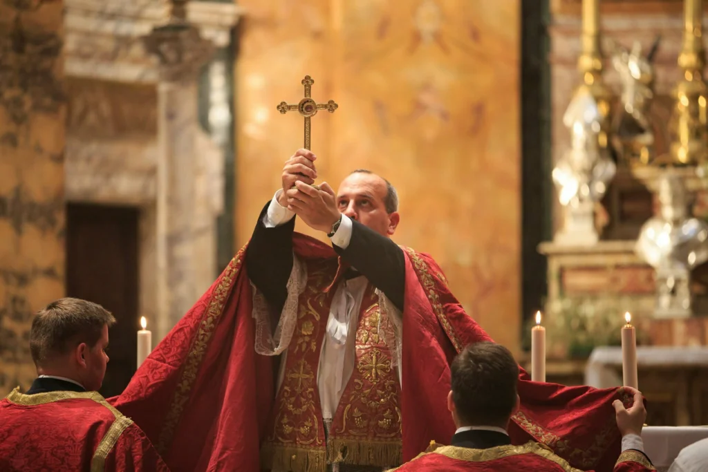 Le traditionalisme séduit de plus en plus de jeunes catholiques