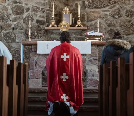 articles 12 Deux moines catholiques purifient une antenne 5G