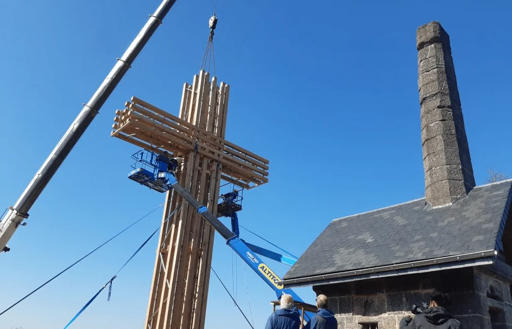 La Fraternité de Tibériade érige une croix de 14 mètres en Belgique