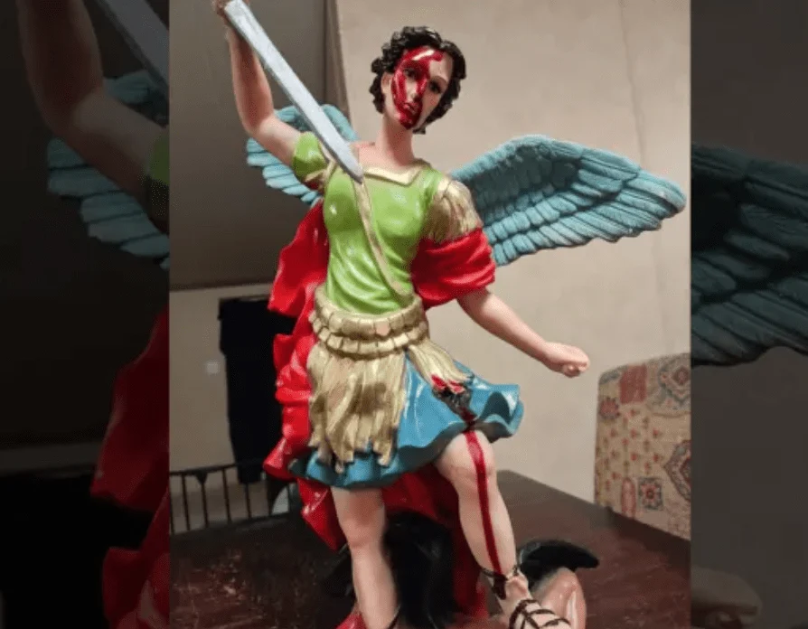 Du sang coule-t-il d’une statue de Saint Michel d’une femme du Colorado ?