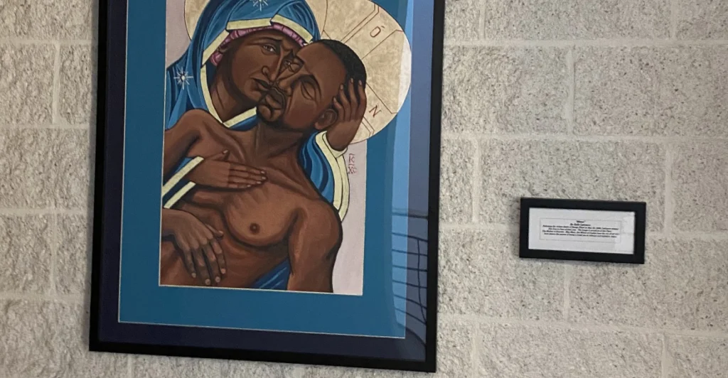L&rsquo;Université catholique célèbre la peinture de George Floyd en Jésus
