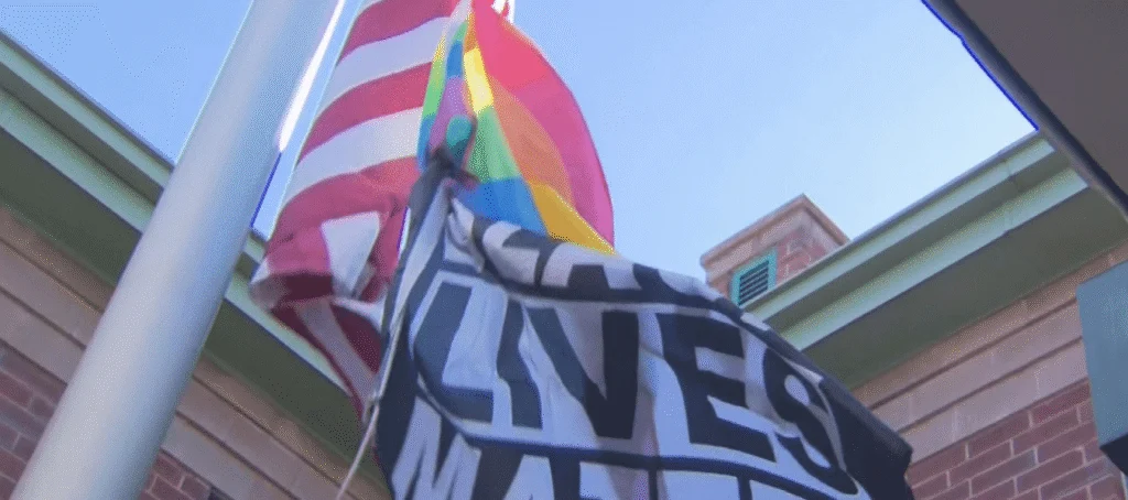 Un évêque veut retirer les drapeaux LGBT et Black Lives Matter