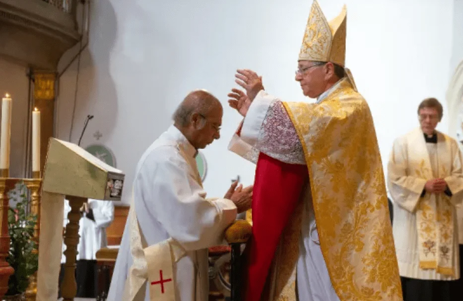 Un cardinal anglais ordonne un ancien évêque anglican prêtre catholique