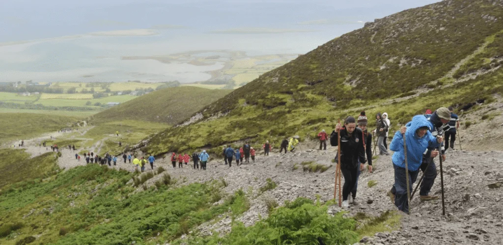 Des pèlerins se rendent sur la montagne la plus sacrée d’Irlande