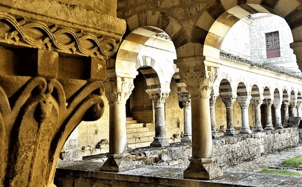 Durant 500 ans, le sol d’un monastère devenait rouge sang