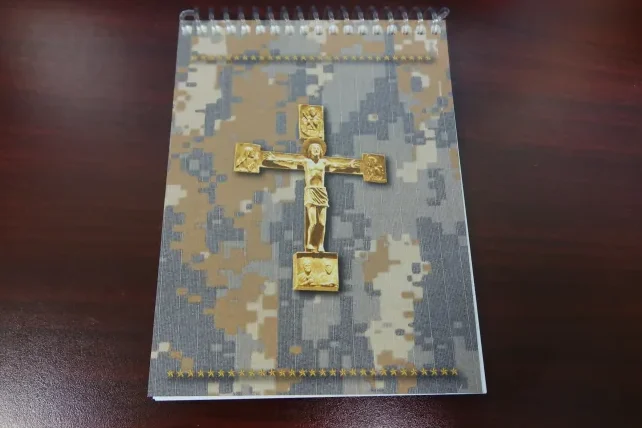 Les Chevaliers de Colomb offrent un livre de prière robuste aux soldats