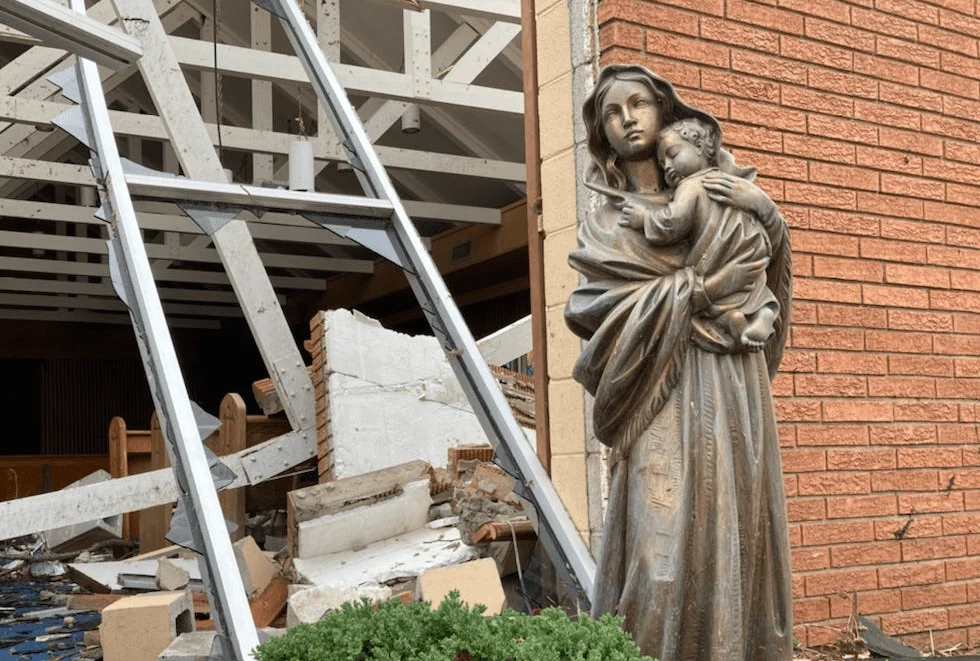 Face aux tornades du Kentucky, la statue de la Vierge Marie ne bouge pas
