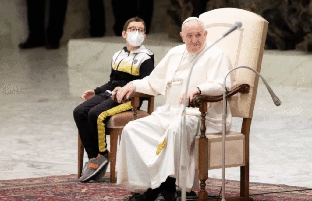Une mère raconte le miracle de son fils après sa rencontre avec le Pape