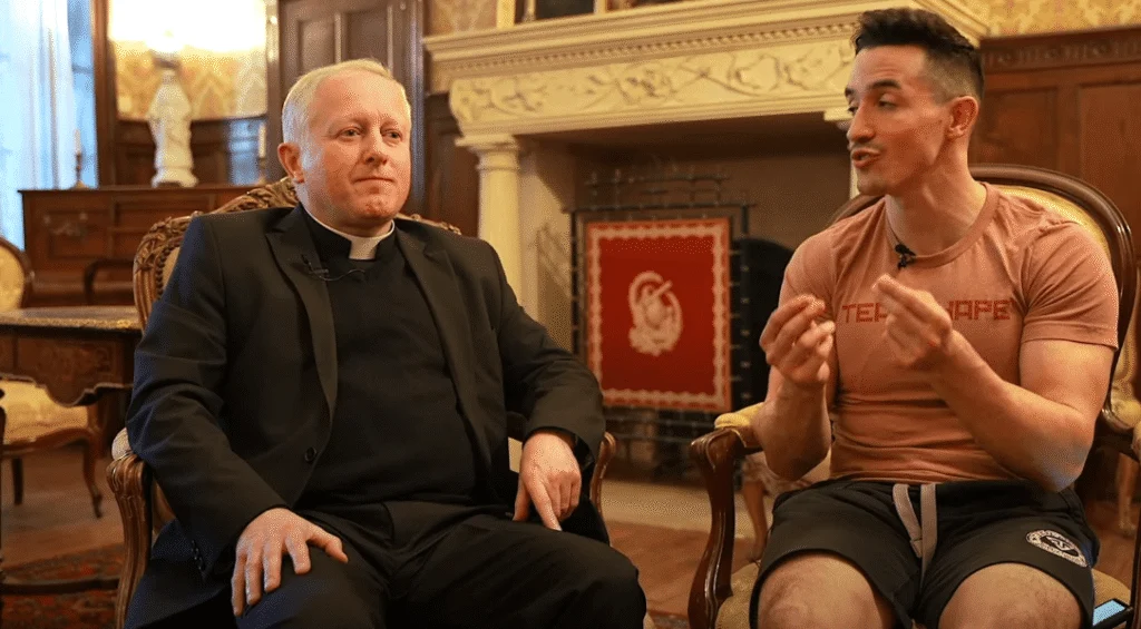 Tibo Inshape reçoit le Père exorciste Laurent Pistre d&rsquo;Albi